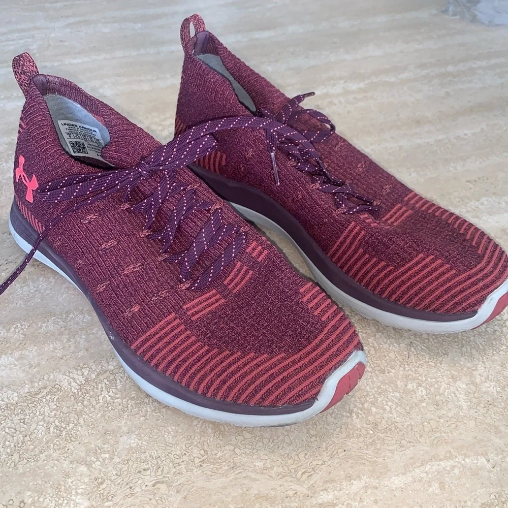Under Armour sneakers Women's 8, fuchsia EUC, lightweight, Roomy footbed,
